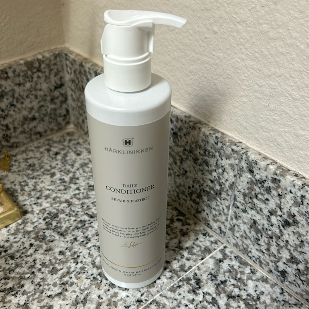 Harklinikken Daily Conditioner - brand new unused bottle